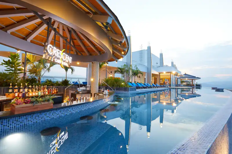 Quầy bar Crescent bên hồ vô cực tầng 22
