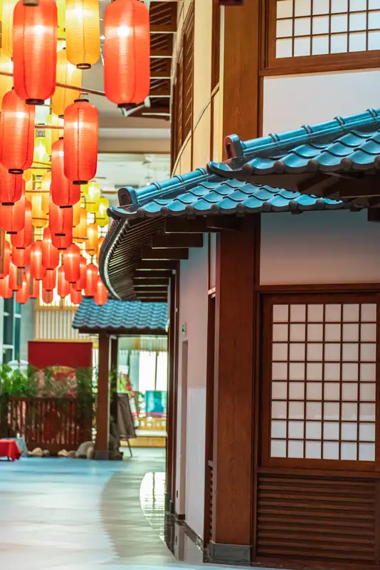 EN Lounge với đèn lồng và nhà gỗ kiểu Nhật