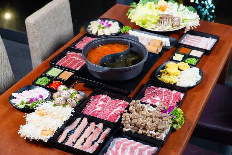 Lẩu và thịt bò, rau, nấm ở nhà hàng KARAN