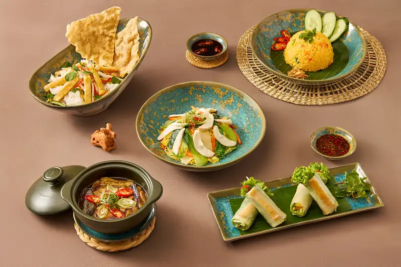 Mâm món Việt ở nhà hàng Nami