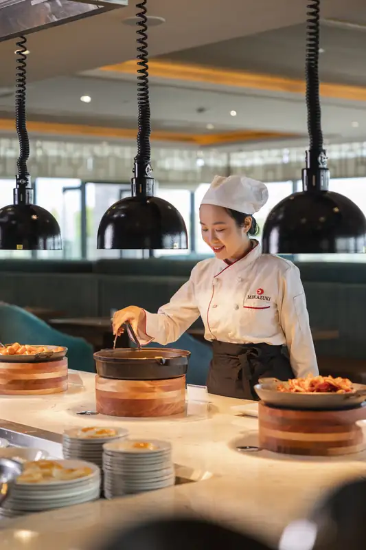 Đầu bếp nấu món tại quầy buffet The Blue