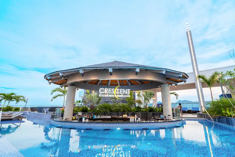 Quầy Crescent Café & Bar mái tròn giữa hồ vô cực tầng 22
