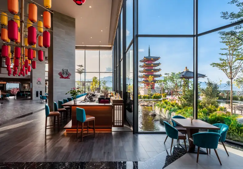EN Lounge treo đèn lồng đỏ, cửa kính nhìn ra tháp chùa vườn Nhật