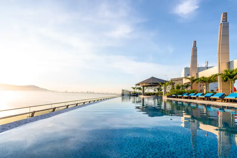 Hồ bơi vô cực tầng 22 tràn bờ nhìn ra vịnh Đà Nẵng, Mikazuki