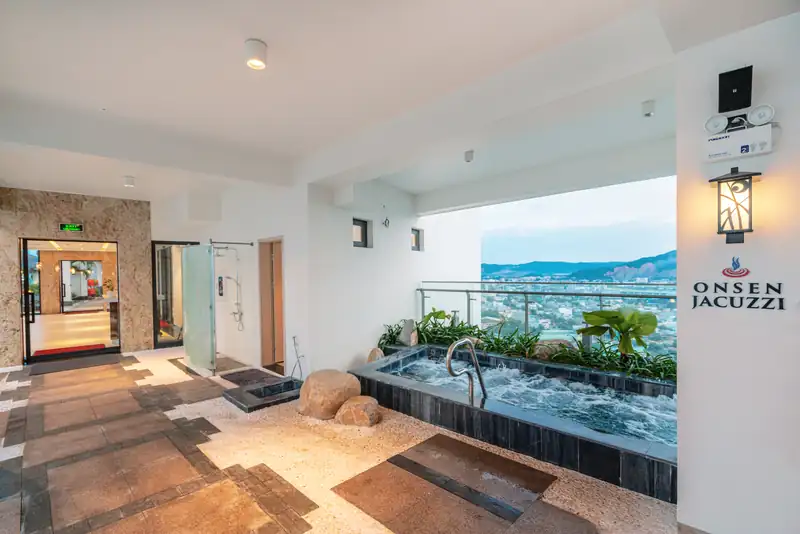 Bồn jacuzzi bên cửa kính nhìn ra biển, khu Onsen Jacuzzi của Mikazuki Đà Nẵng