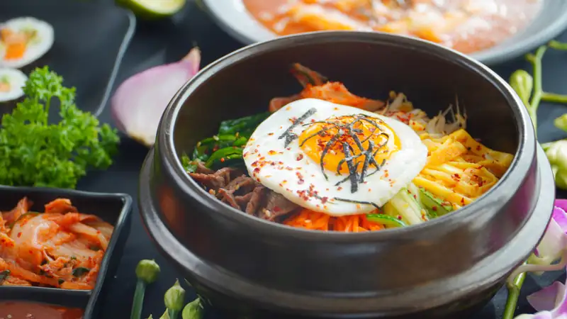 Cơm trộn bibimbap trứng ốp la trong nồi đá ở Matsuri Foodcourt, công viên nước Mikazuki Đà Nẵng