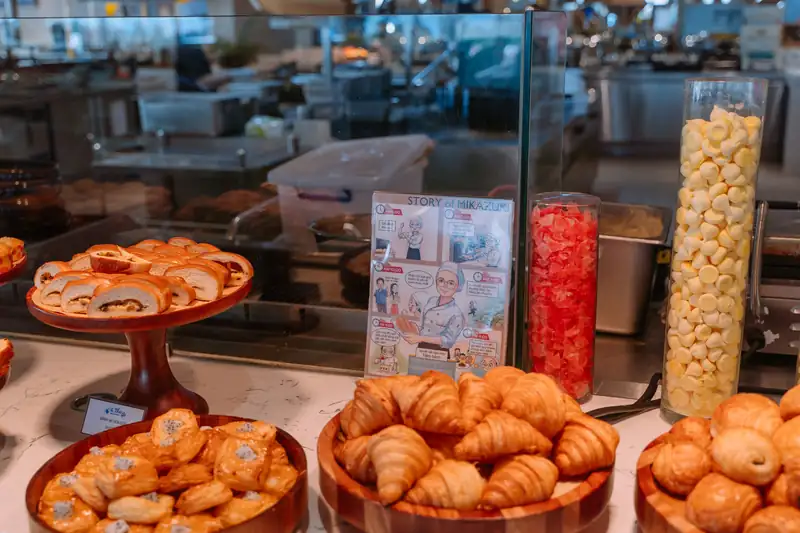 Quầy bánh mì, bánh sừng bò buffet sáng ở nhà hàng The Blue