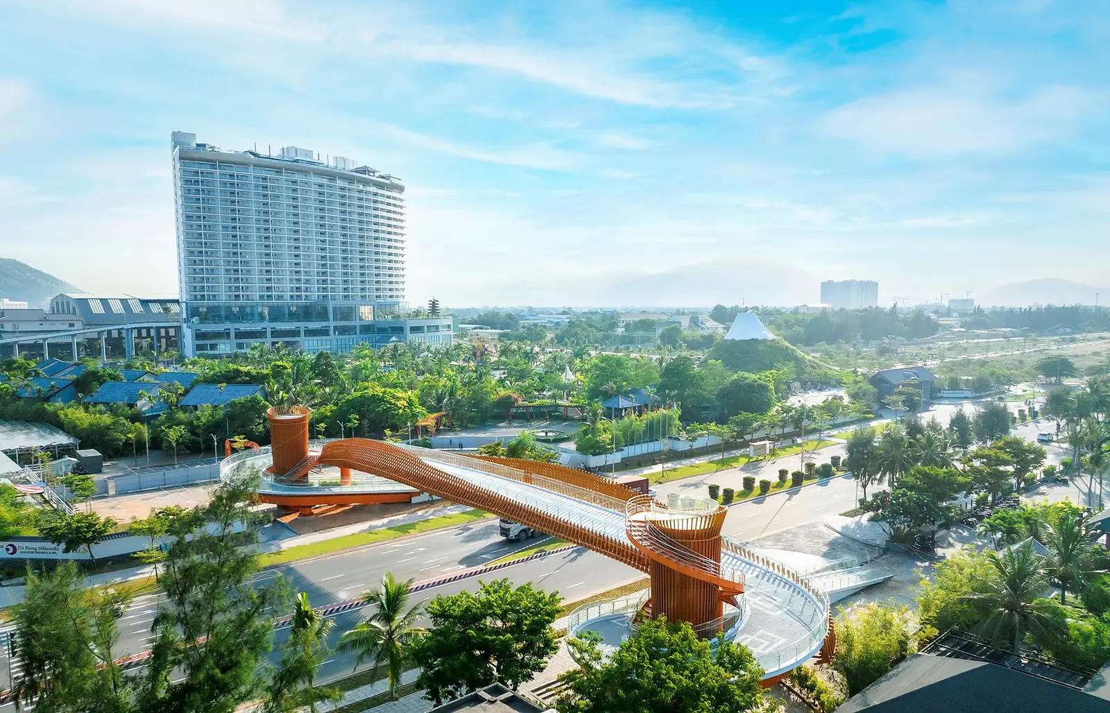 Cầu đi bộ Hữu nghị Việt – Nhật bắc qua đường Nguyễn Tất Thành, phía sau là tòa khách sạn Mikazuki Đà Nẵng và núi Phú Sĩ thu nhỏ