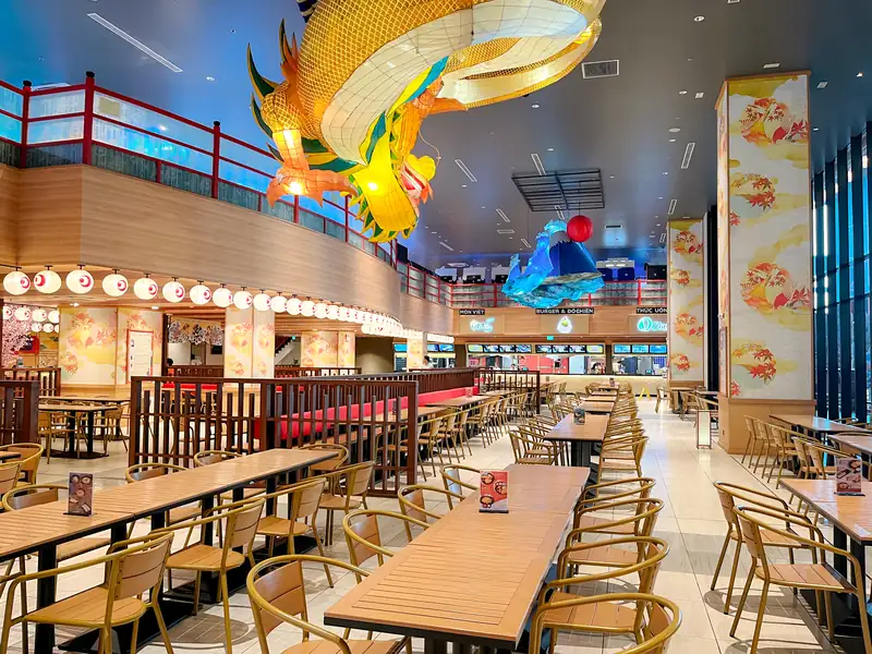 Khu bàn ăn Matsuri Foodcourt có đèn lồng rồng treo trần, tầng 1 công viên nước trong nhà Mikazuki Đà Nẵng