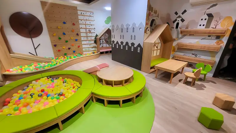 Kids Club Mikazuki Đà Nẵng: nhà bóng, tường leo, nhà gỗ nhỏ và bàn ghế thấp cho bé