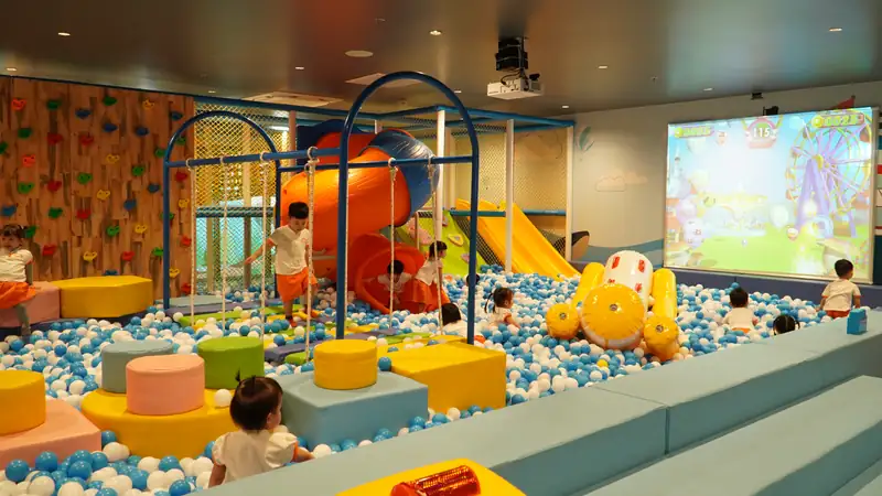 Toàn cảnh Ninja Kids' Park trong nhà: nhà bóng, khối xốp, khung leo và màn chiếu, công viên nước Mikazuki Đà Nẵng