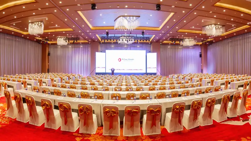 Nippon Ballroom Mikazuki Đà Nẵng bày các dãy bàn cong kiểu lớp học, đèn chùm pha lê và màn LED ở cuối phòng