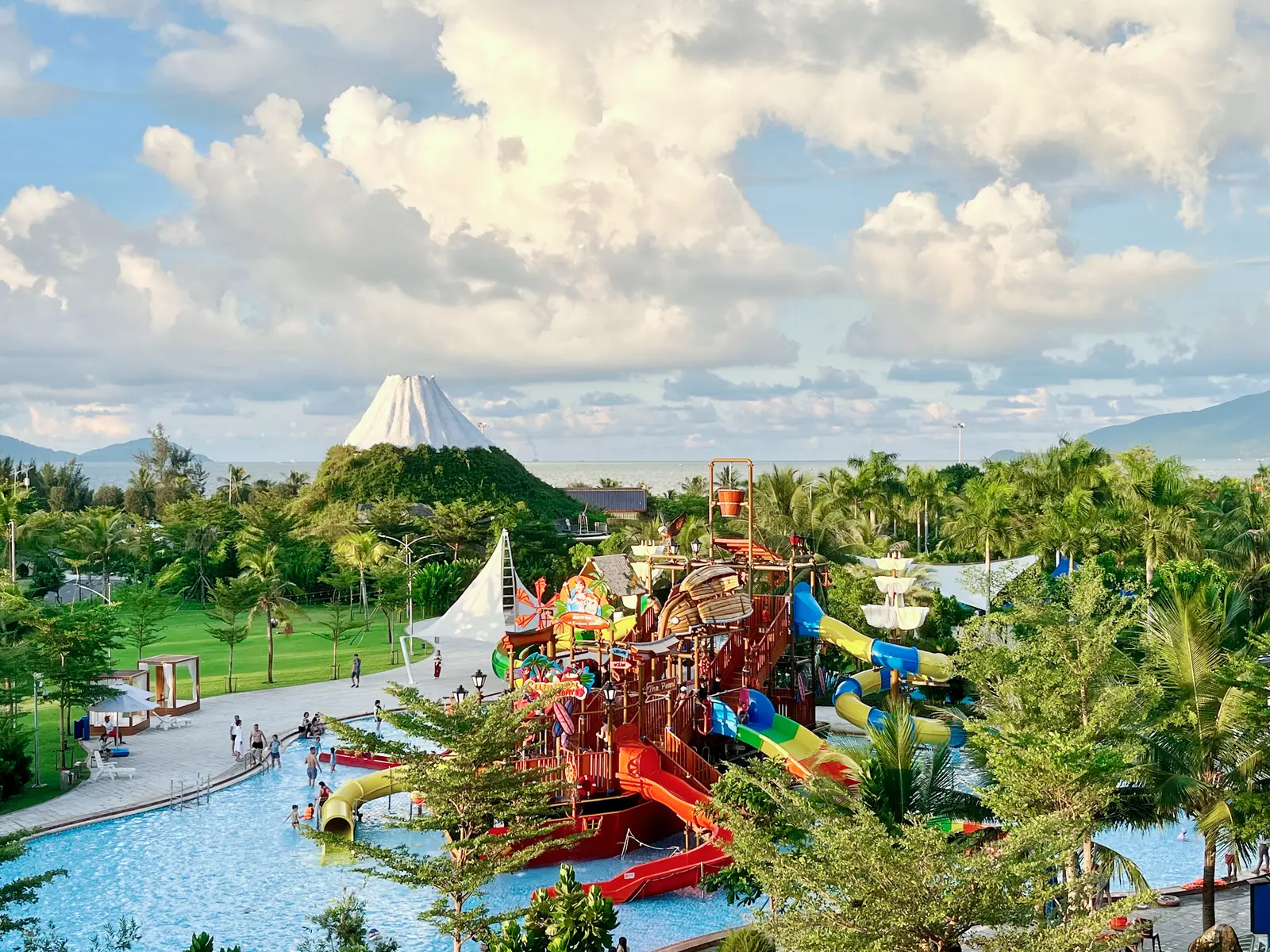 Tàu cướp biển nhiều máng trượt giữa hồ bơi ngoài trời, phía sau là núi Phú Sĩ thu nhỏ và biển, Mikazuki Đà Nẵng