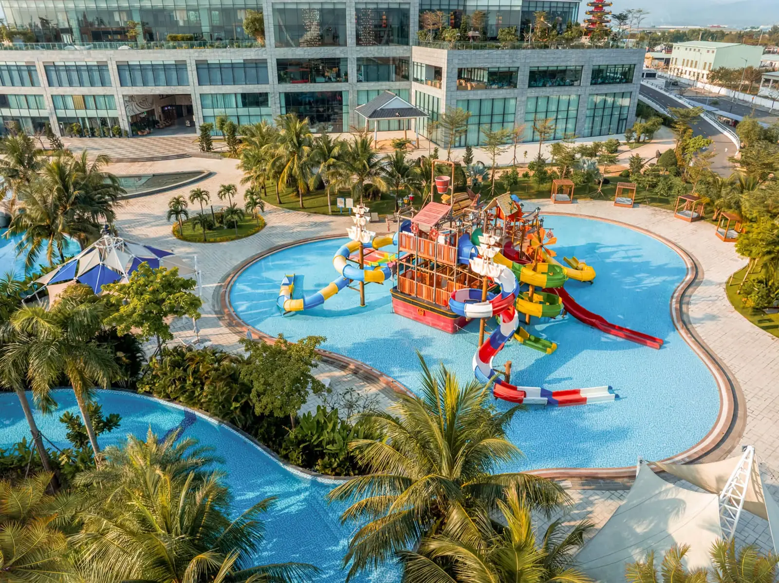Khu tàu cướp biển và hồ nước ngoài trời giữa hàng dừa, nhìn từ trên cao, Mikazuki Water Park 365 Đà Nẵng