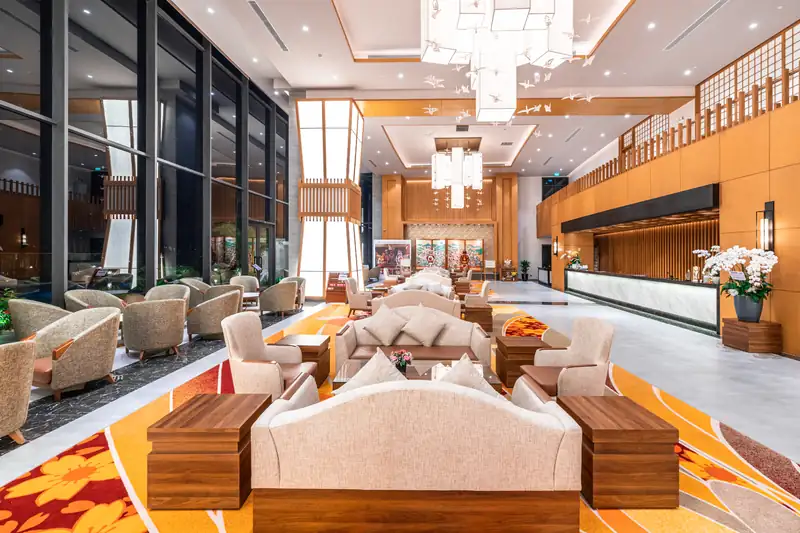 Sảnh khách sạn Mikazuki Đà Nẵng với dãy sofa, quầy lễ tân gỗ và đèn lồng giấy kiểu Nhật