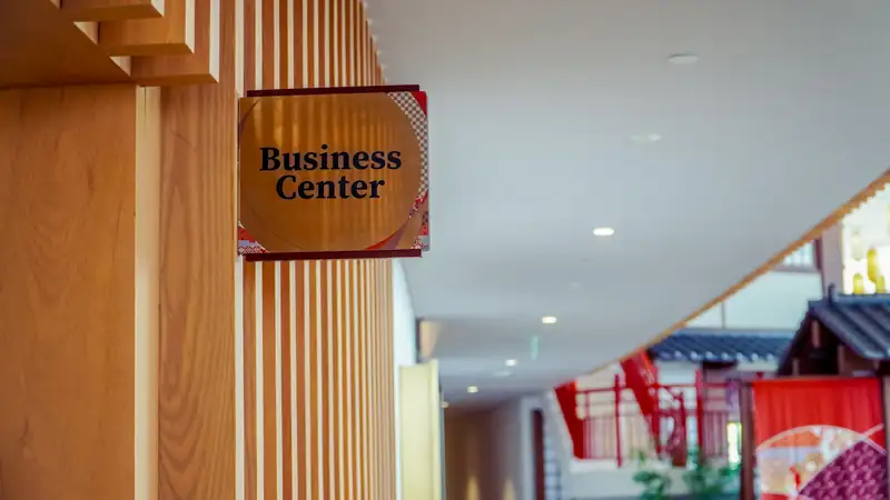 Biển Business Center trên cột gỗ ở tầng sảnh khách sạn Mikazuki Đà Nẵng