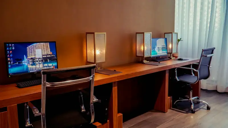 Bàn máy tính ở Business Center khách sạn Mikazuki Đà Nẵng