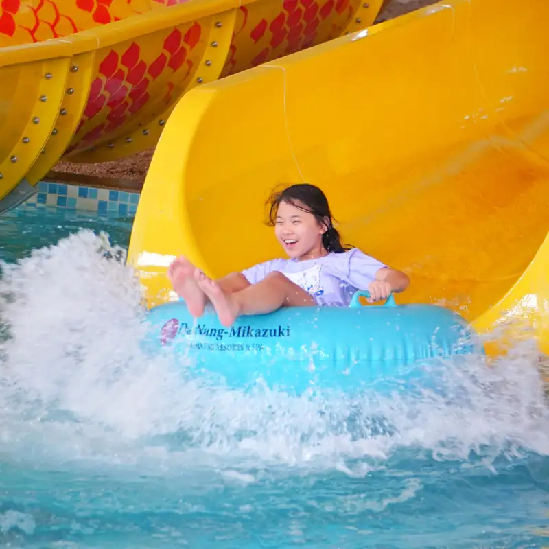 Bé gái trượt phao ở công viên nước Mikazuki Water Park 365