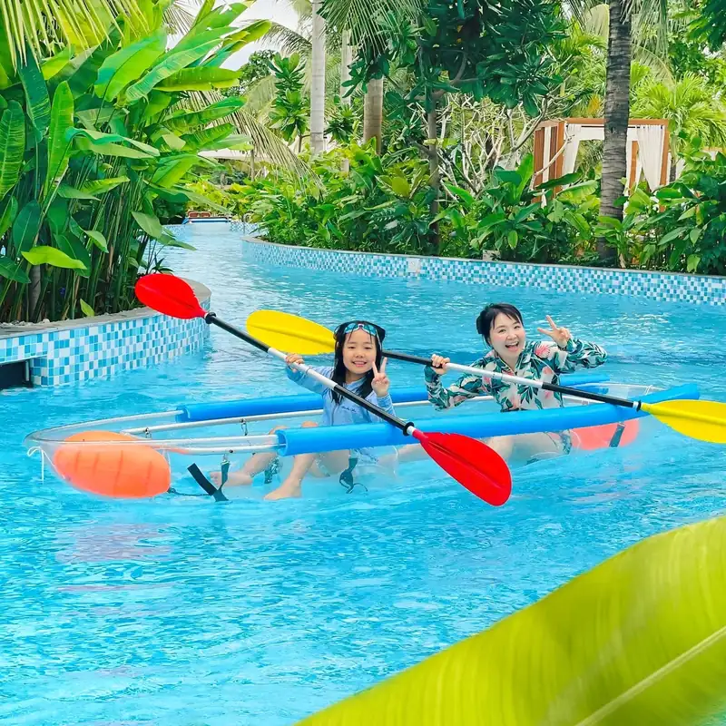 Hai mẹ con vui chơi trên sông Fuji dài 450 m, công viên nước ngoài trời Mikazuki