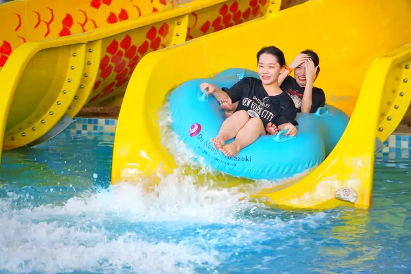 Hai mẹ con trượt máng Dragon Slide, công viên nước trong nhà Mikazuki Đà Nẵng