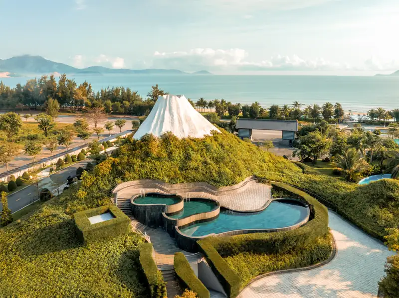 Hồ bơi Fuji bậc thang cạnh núi Phú Sĩ, nhìn từ trên cao