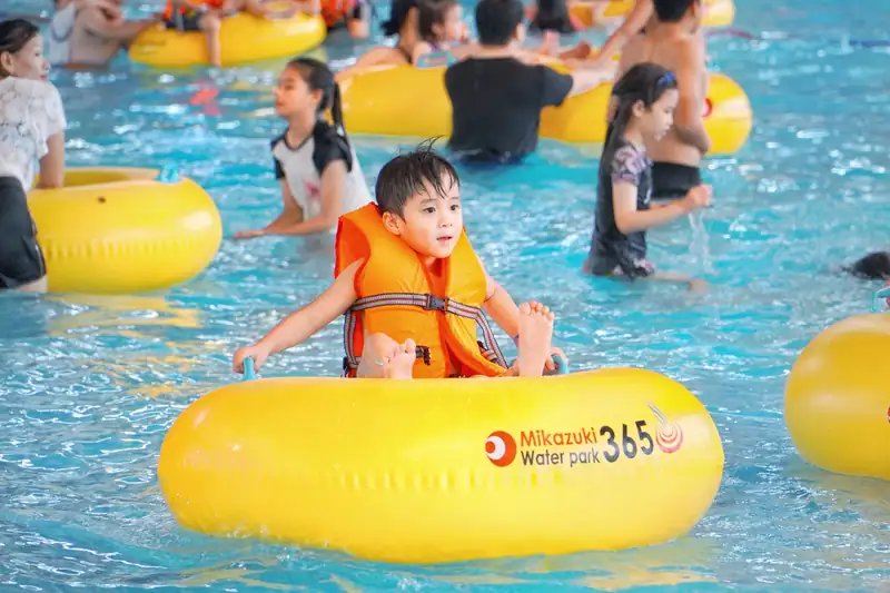 Trẻ em chơi phao ở hồ tạo sóng Mikazuki Water Park 365