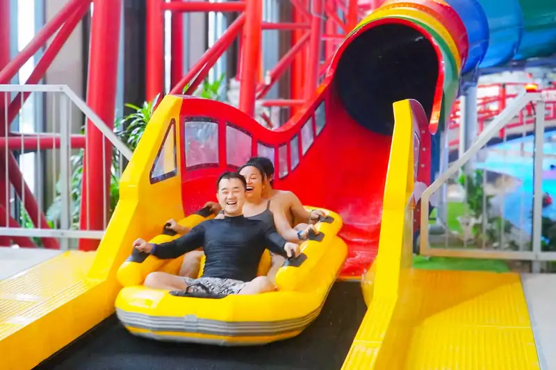 Gia đình chơi máng trượt Hyper Slide ở công viên nước Mikazuki 365