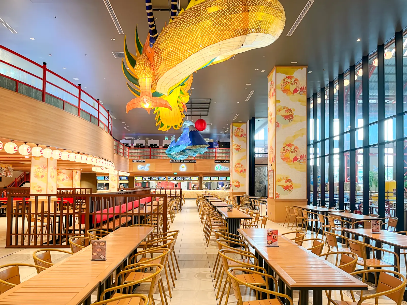 Khu bàn ghế gỗ dài của Matsuri Foodcourt dưới đèn lồng cá chép, công viên nước trong nhà Mikazuki Đà Nẵng