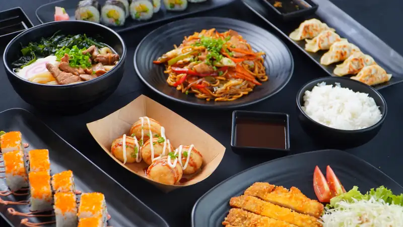 Mâm món Nhật, Hàn ở Matsuri Foodcourt, công viên nước Mikazuki