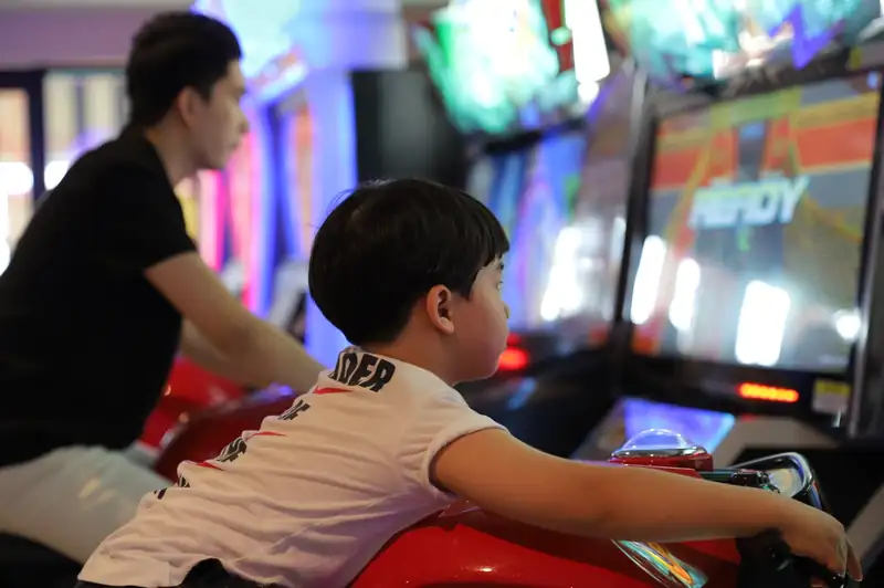 Bé trai chơi trò chơi điện tử ở Tokyo Dream Game