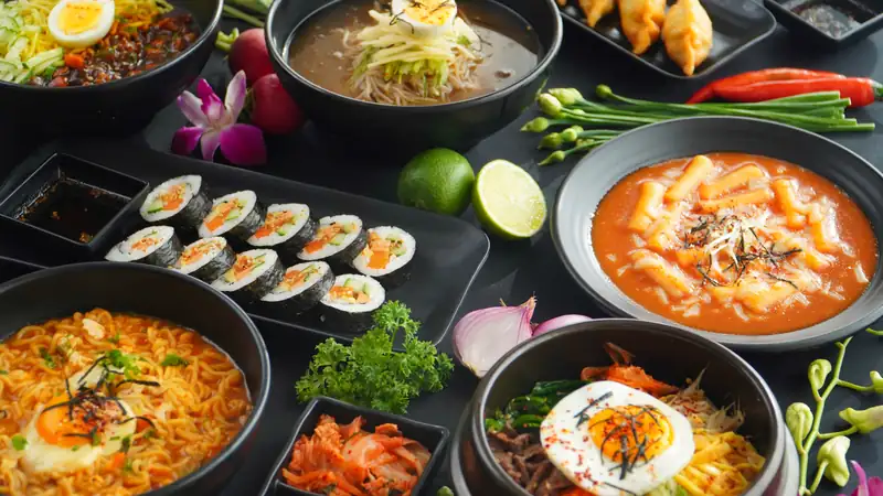 Các món Hàn của quầy K-bop ở Matsuri Foodcourt: cơm cuộn, bánh gạo cay, mì, cơm trộn