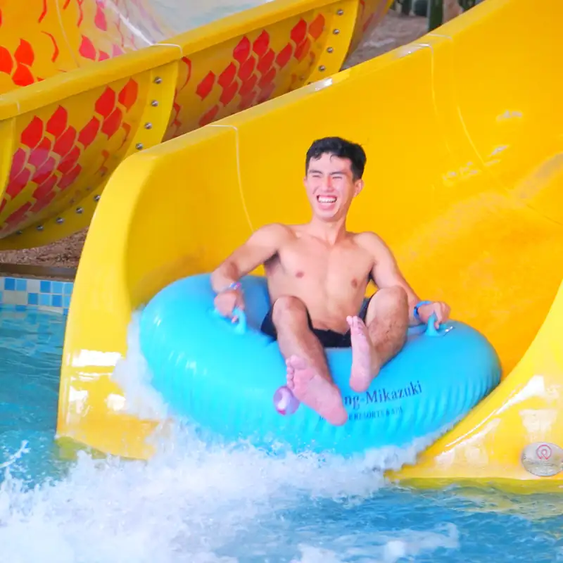 Khách ngồi phao lao xuống cuối máng Dragon Slide, khu trong nhà Mikazuki 365