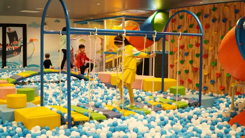 Trẻ em chơi nhà bóng, cầu leo ở Ninja Kids' Park, Mikazuki Đà Nẵng