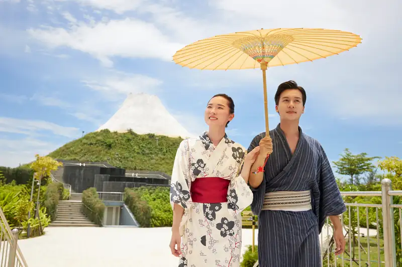 Cặp đôi mặc yukata che dù giấy trước núi Phú Sĩ thu nhỏ ở Mikazuki Đà Nẵng