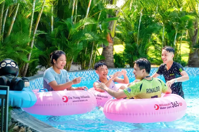 Gia đình ngồi phao hồng thả trôi trên sông lười Fuji, Mikazuki Water Park 365