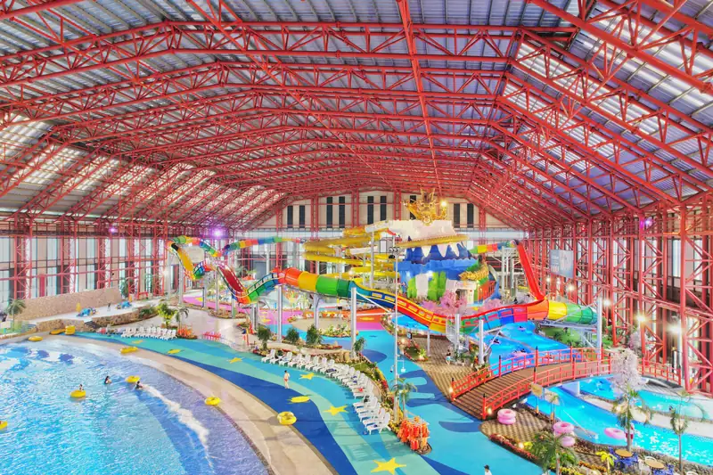 Hồ nước và các máng trượt dưới mái che, khu trong nhà Mikazuki Water Park 365