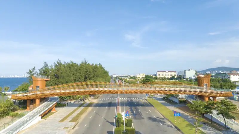 Cầu đi bộ Hữu nghị Việt – Nhật với hai tháp tròn hai đầu, bắc ngang đường Nguyễn Tất Thành trước khu Mikazuki Đà Nẵng