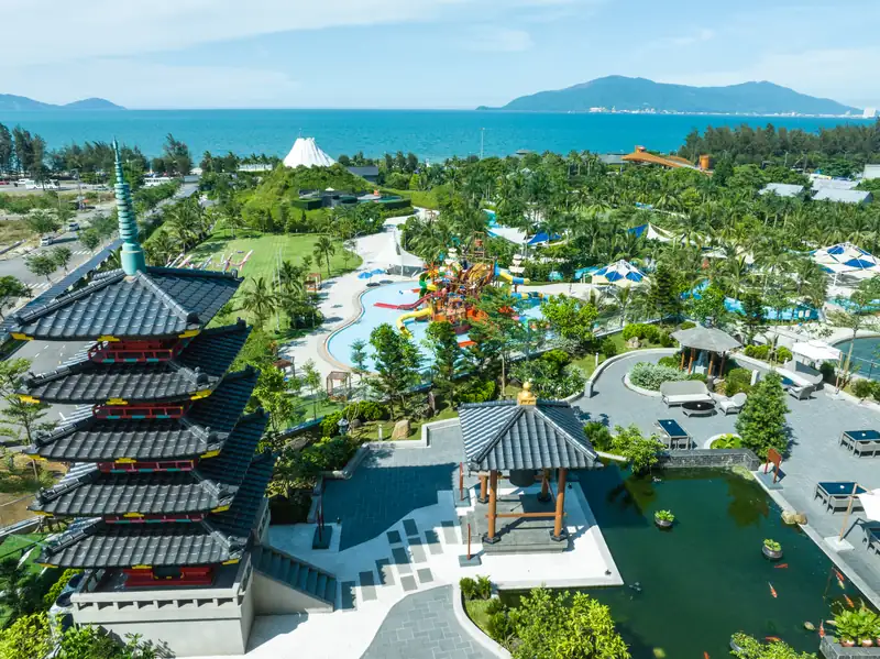 Tháp chùa, hồ cá koi, công viên nước ngoài trời và biển phía xa, nhìn từ trên cao khu Mikazuki Đà Nẵng