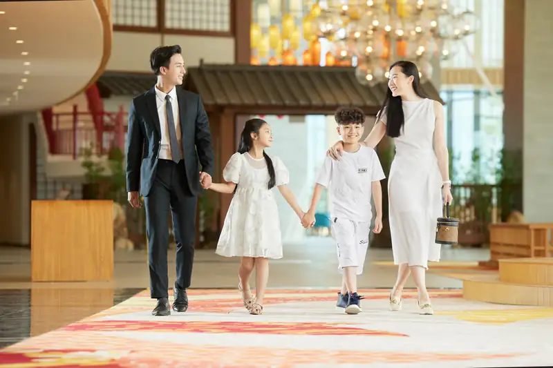 Gia đình đến sảnh khách sạn Mikazuki Đà Nẵng