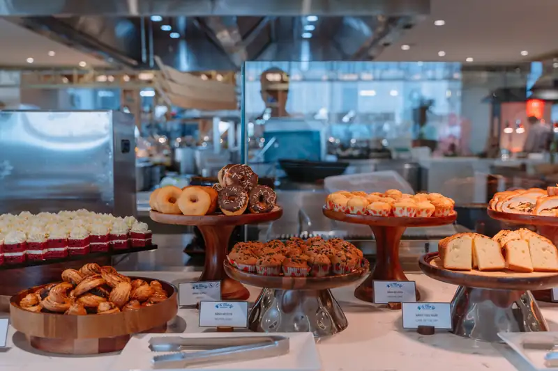 Quầy bánh mì, bánh ngọt buffet sáng ở nhà hàng The Blue, Mikazuki Đà Nẵng