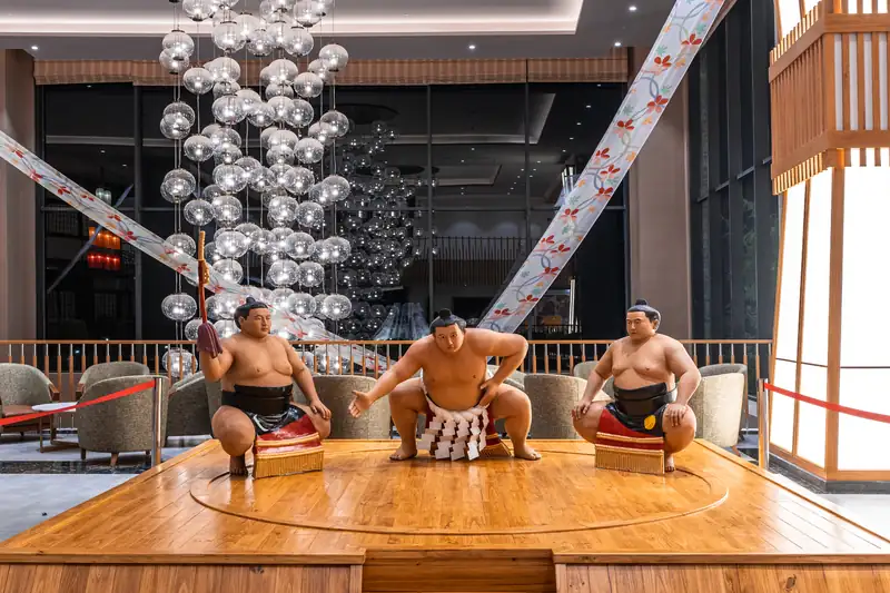 Ba tượng võ sĩ sumo trên sàn đấu gỗ ở sảnh khách sạn Mikazuki Đà Nẵng