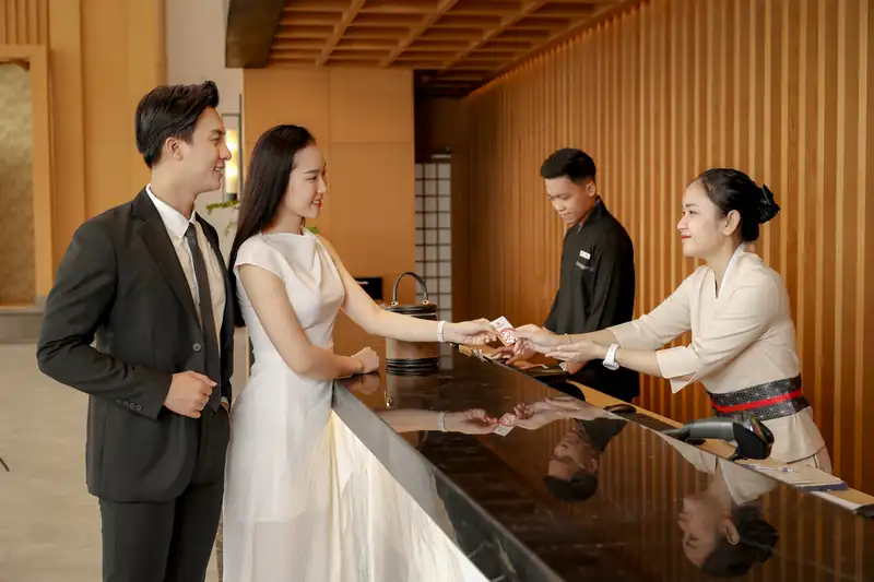 Khách làm thủ tục nhận phòng tại quầy lễ tân Mikazuki Đà Nẵng