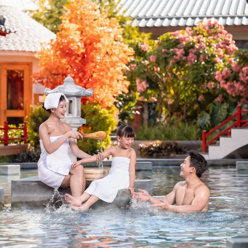Gia đình ngâm onsen khoáng nóng ngoài trời ở Mikazuki