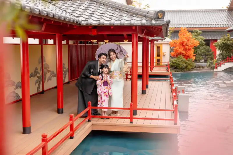 Gia đình mặc yukata bên bể onsen Mikazuki Đà Nẵng