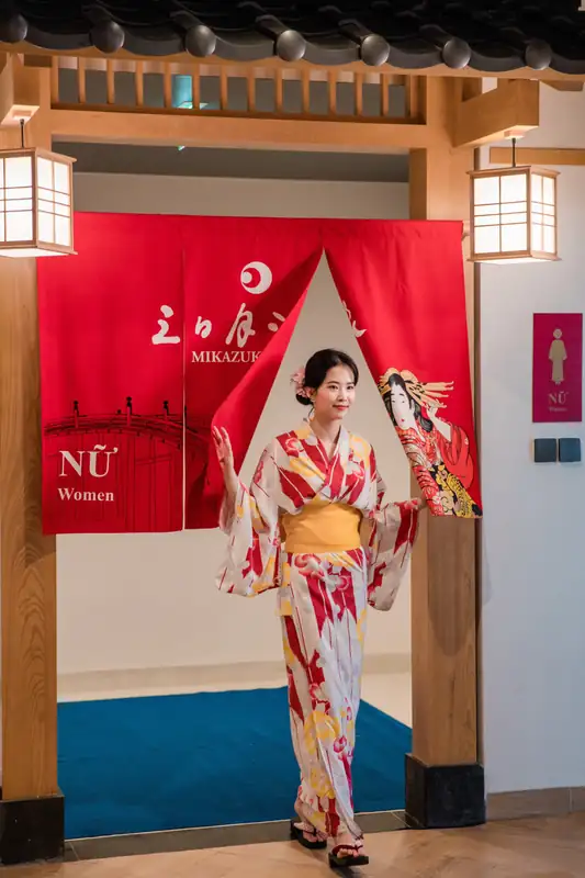 Lối vào khu onsen nữ, khách mặc yukata