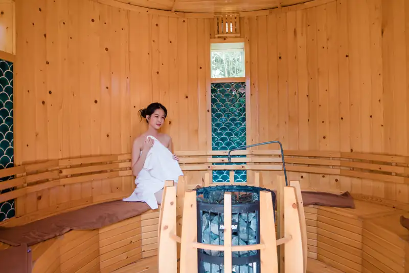 Phòng xông hơi khô bằng gỗ ở khu onsen Mikazuki