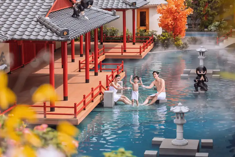 Bố mẹ và con nhỏ ngâm bể onsen ngoài trời cạnh hành lang gỗ kiểu Nhật, Mikazuki Đà Nẵng