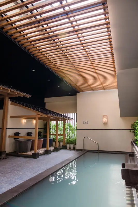 Bể khoáng nóng trong nhà ở khu onsen riêng nam, Mikazuki Đà Nẵng