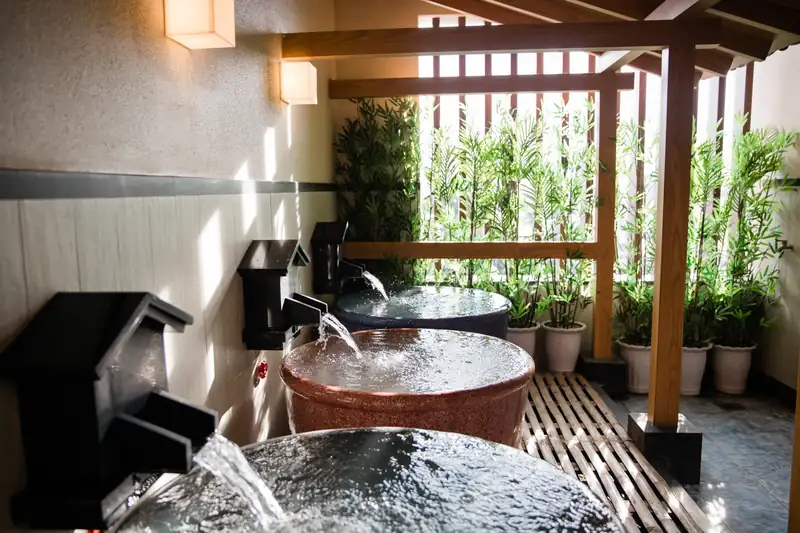 Bồn ngâm tròn kiểu Nhật có vòi nước chảy ở khu onsen riêng nam, Mikazuki Đà Nẵng
