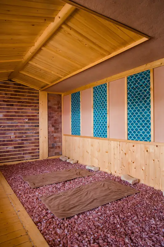 Phòng xông đá muối Himalaya trải sàn đá hồng, có tấm lót nằm, Mikazuki Đà Nẵng